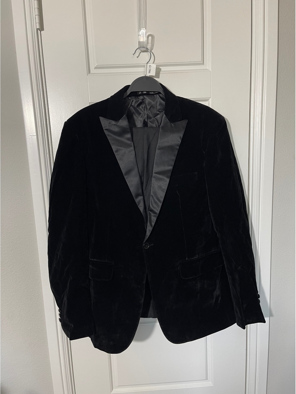 Suits for Men Size SM Black Velvet Tuxedo M619 Notch Lapel 2 Pieces